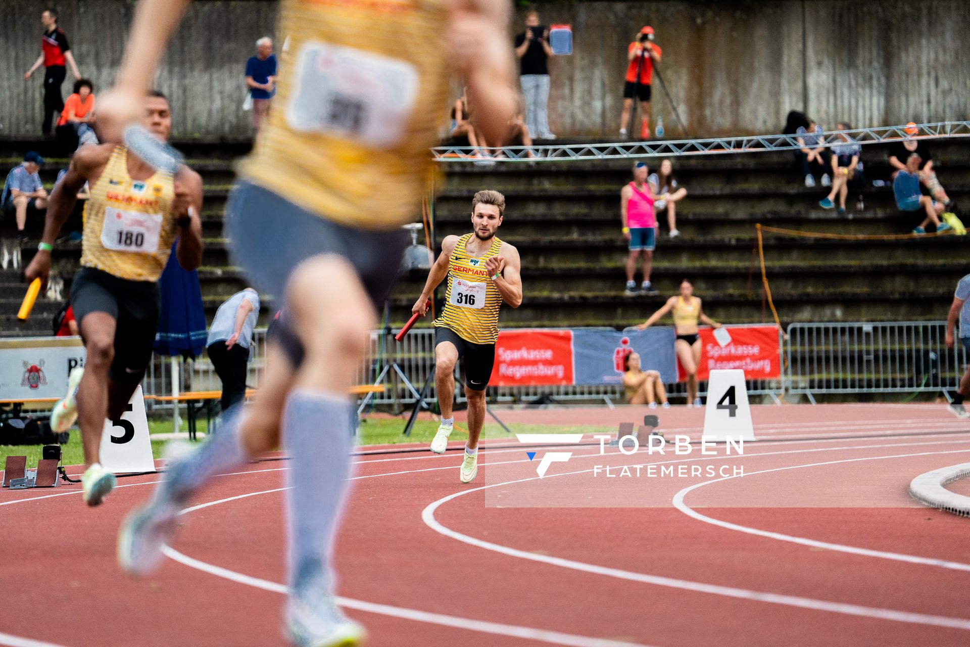Fabian Dammermann (LG Osnabrueck) als Startlaeufer der 4x400m des DLVs am 03.06.2022 waehrend der Sparkassen Gala in Regensburg